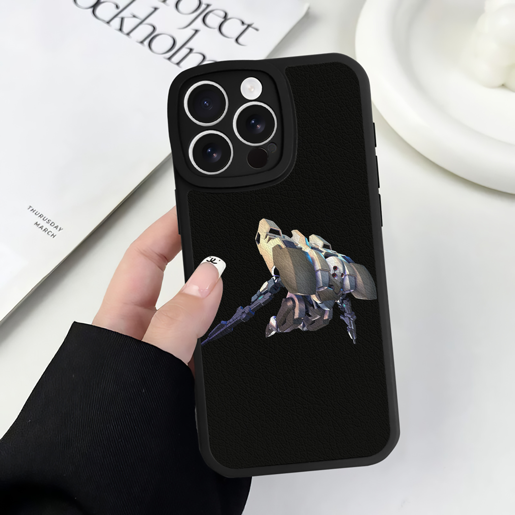 （画像用） 機動戦士ガンダム Mobile Suit Gundam 【iPhone 16シリーズ対応】シリコンスマホケース（レザー調） 材質：シリコン